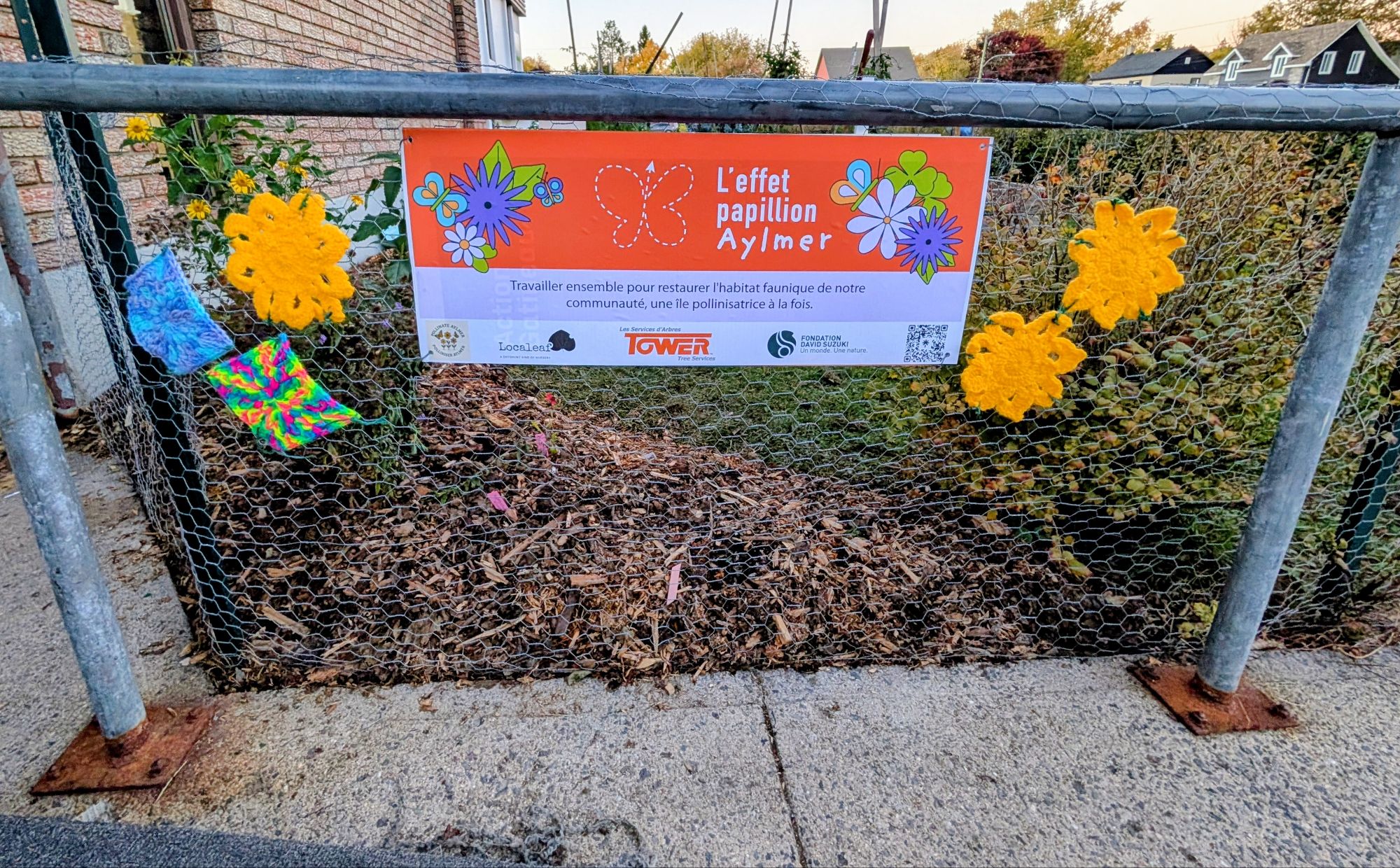 Fleurs au crochet sur la clôture à l'entrée de la banque alimentaire